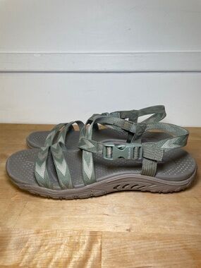 Skechers Beach Beauty Strappy athletic hiking sandals in green women’s size 9.5